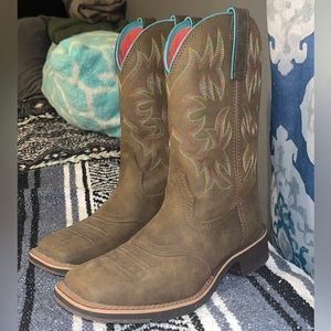 women’s brown Ariats boots